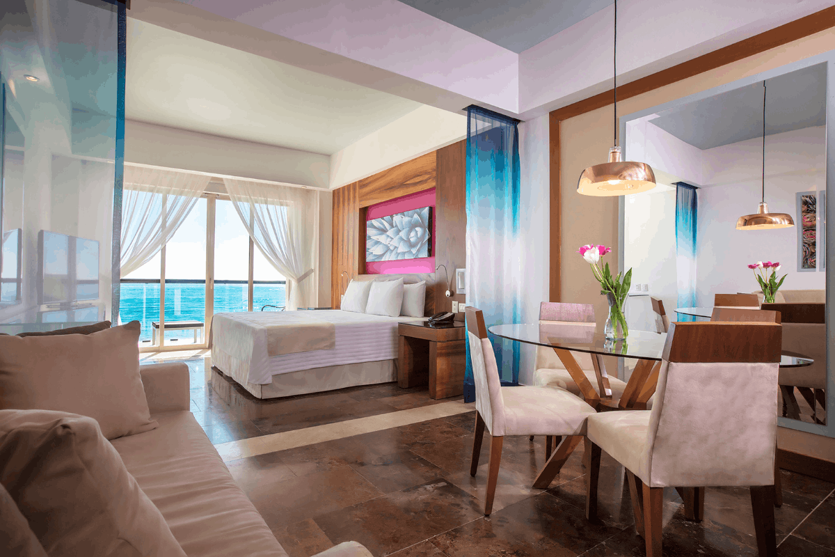 Altitude Junior Suite frente al mar en Krystal Grand Los Cabos con cama king, sala, comedor y vista al Mar de Cortés.